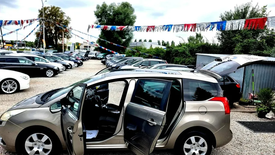 PEUGEOT 5008 -