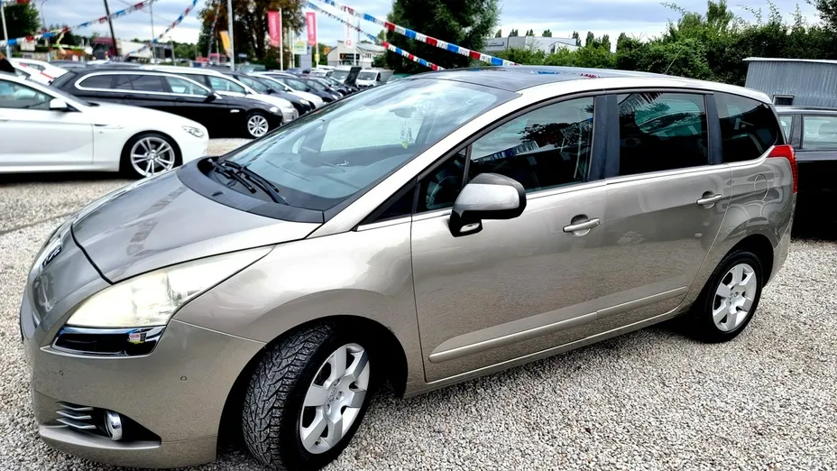 PEUGEOT 5008 -