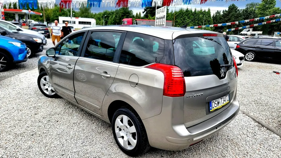 PEUGEOT 5008 -