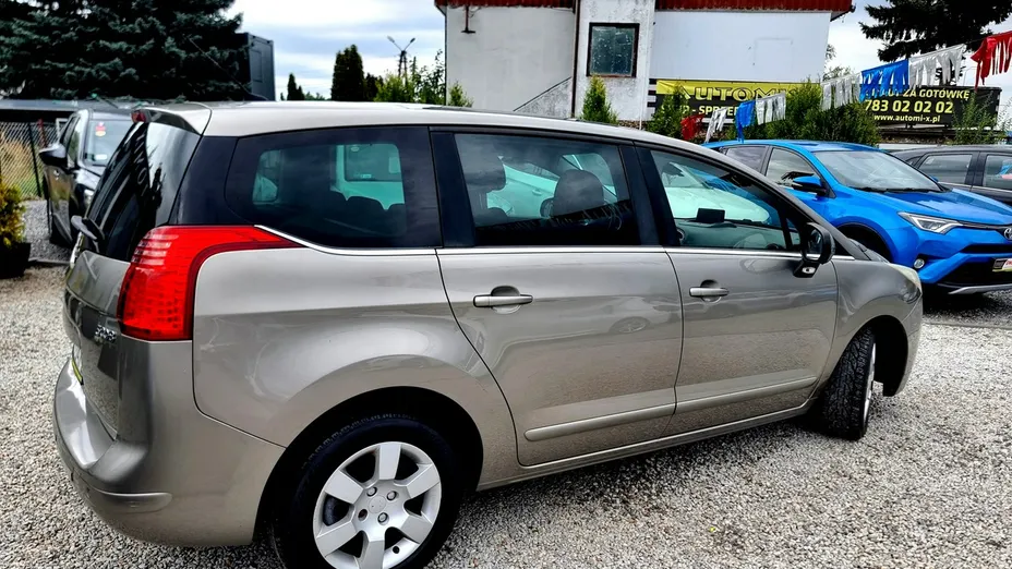 PEUGEOT 5008 -
