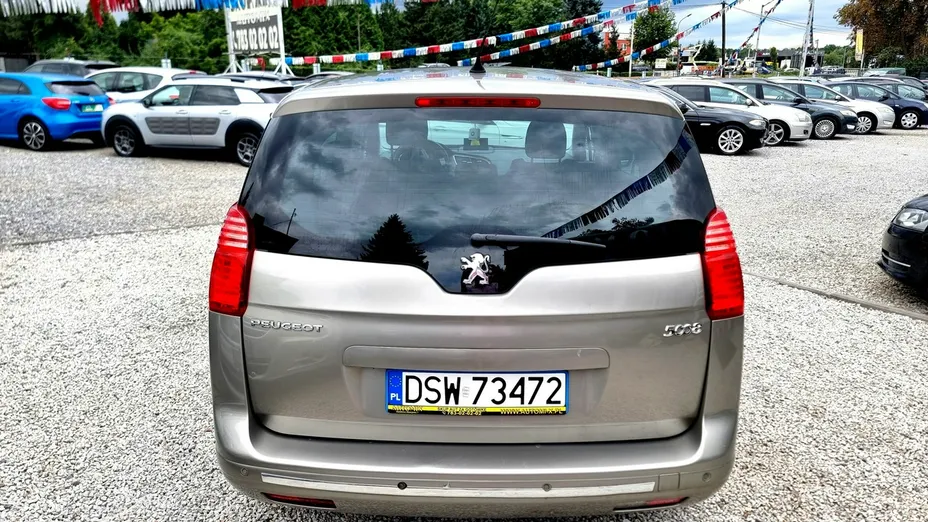 PEUGEOT 5008 -