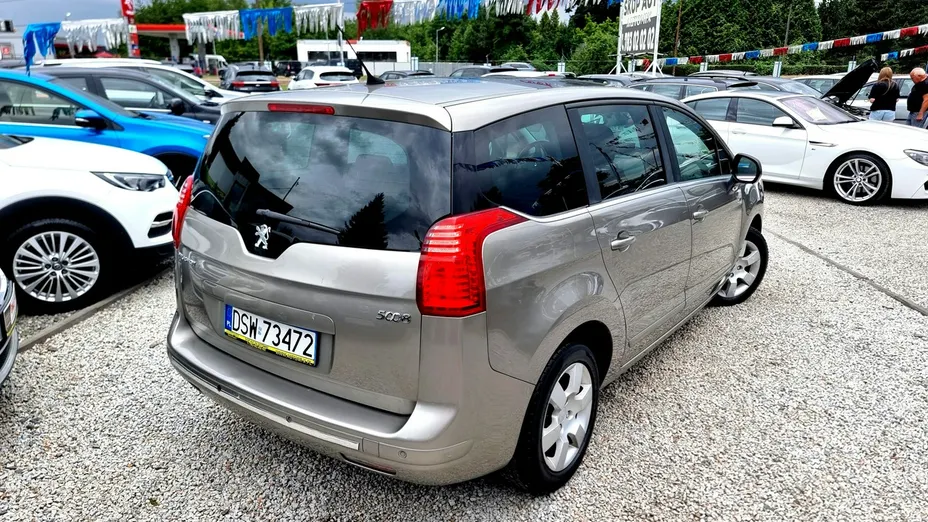 PEUGEOT 5008 -