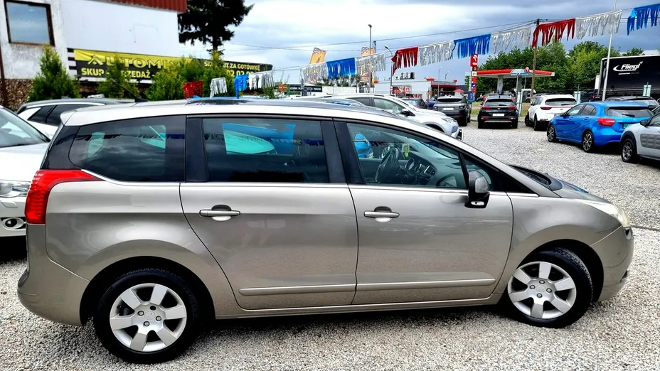 PEUGEOT 5008 -