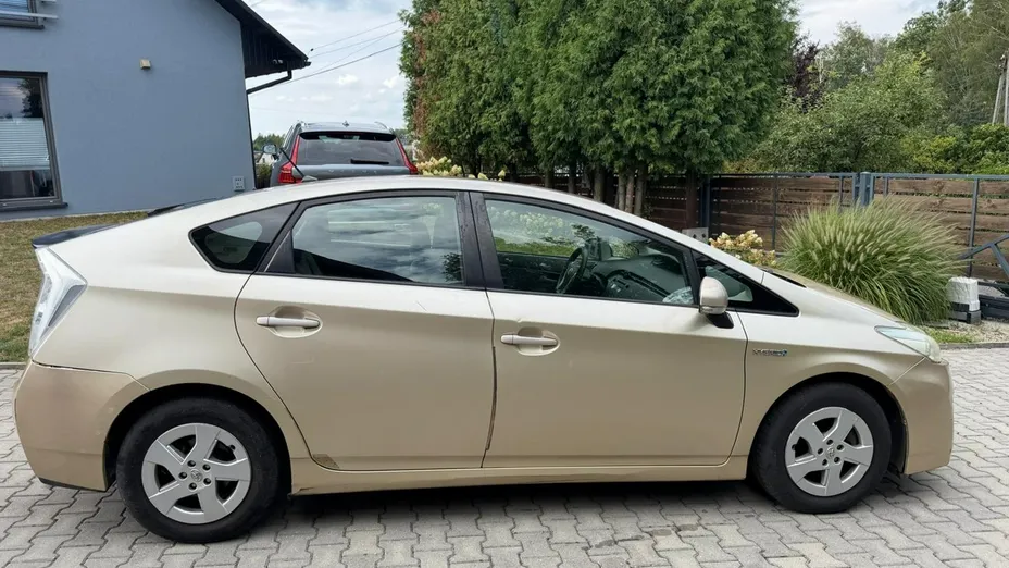 TOYOTA Prius -
