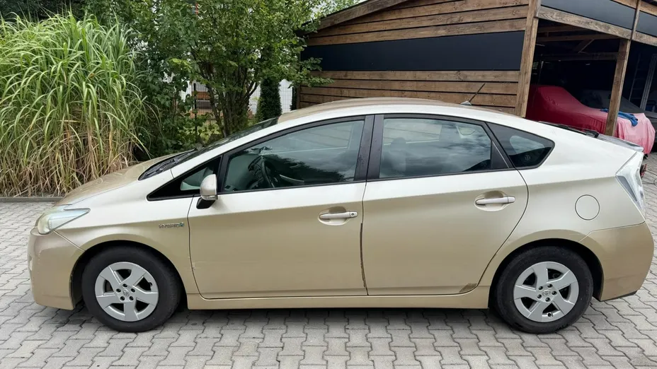 TOYOTA Prius -
