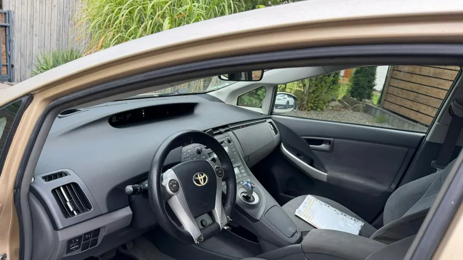 TOYOTA Prius -