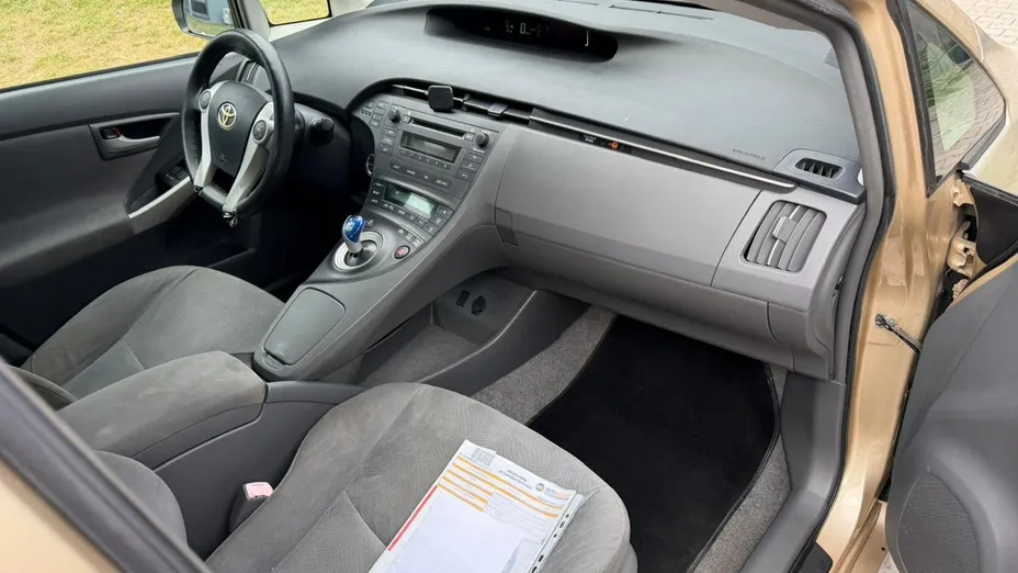 TOYOTA Prius -