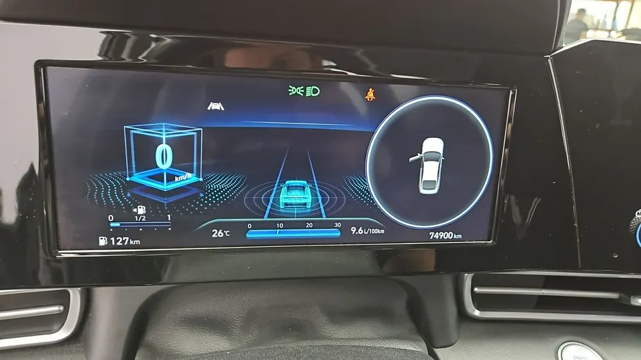 HYUNDAI Elantra -