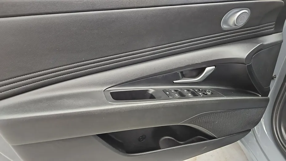 HYUNDAI Elantra -