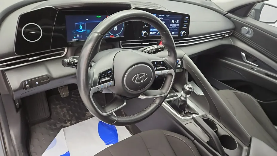 HYUNDAI Elantra -
