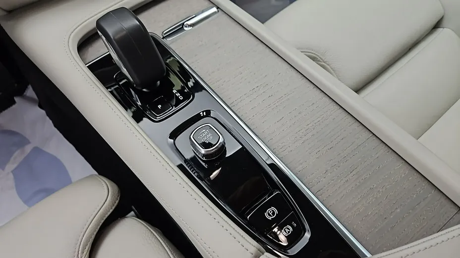VOLVO S90 -