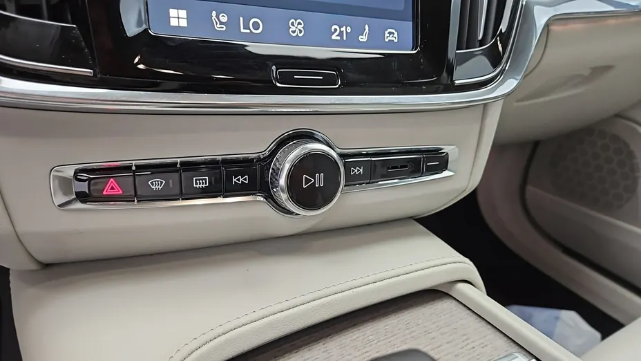 VOLVO S90 -