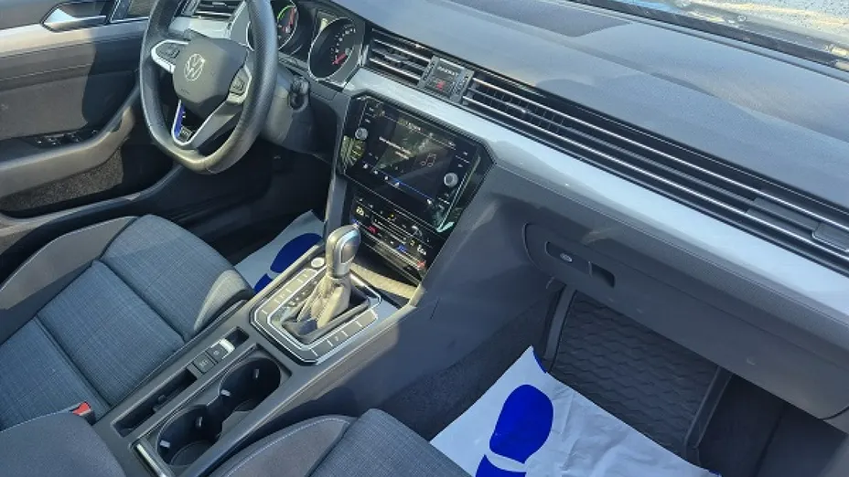 VOLKSWAGEN Passat -