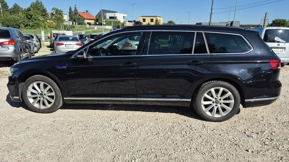 VOLKSWAGEN Passat -