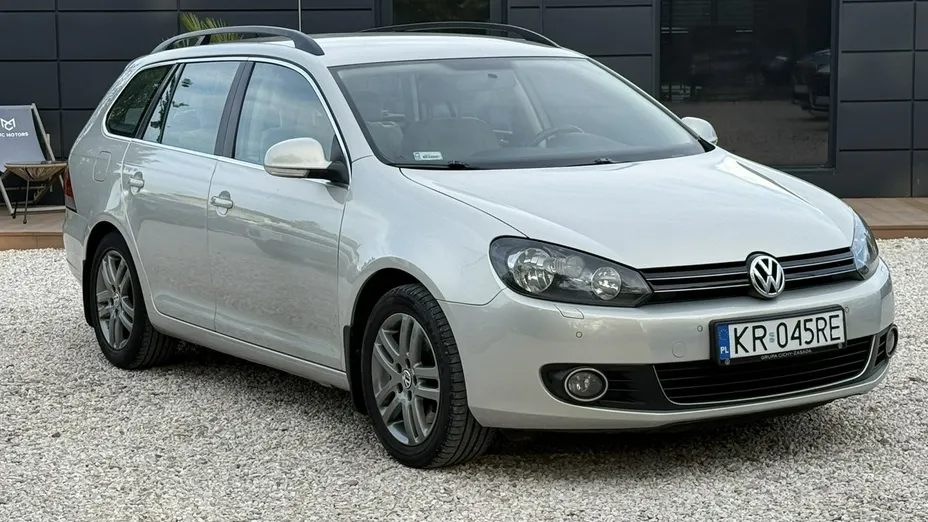 VOLKSWAGEN Golf -