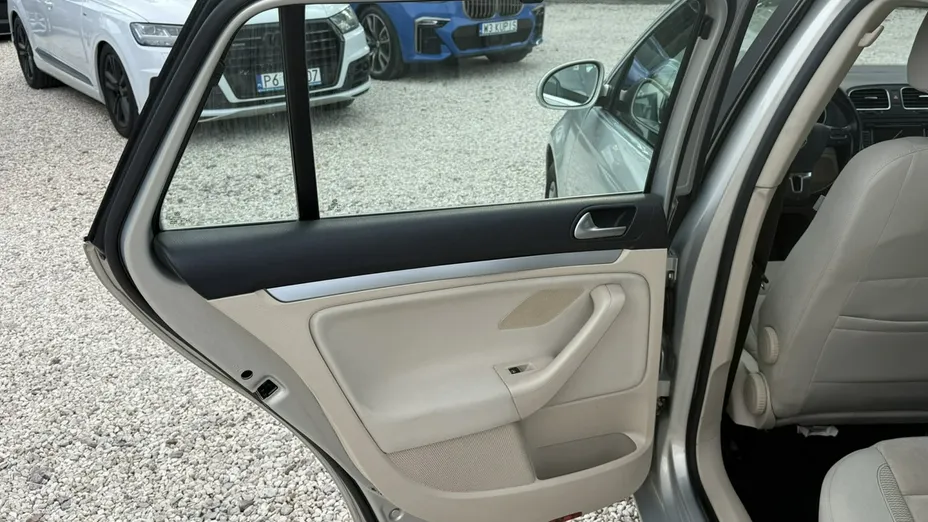 VOLKSWAGEN Golf -