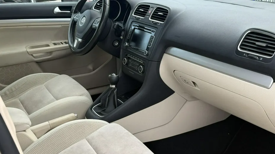 VOLKSWAGEN Golf -