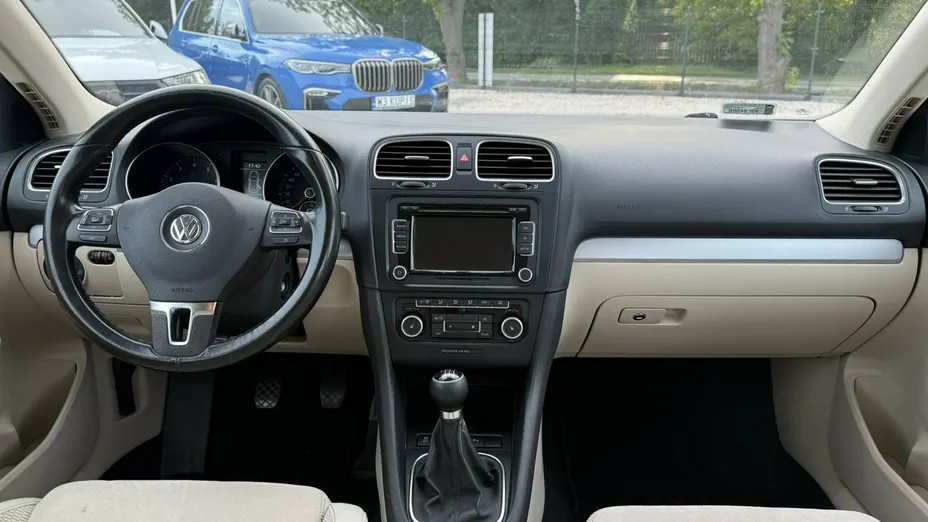 VOLKSWAGEN Golf -