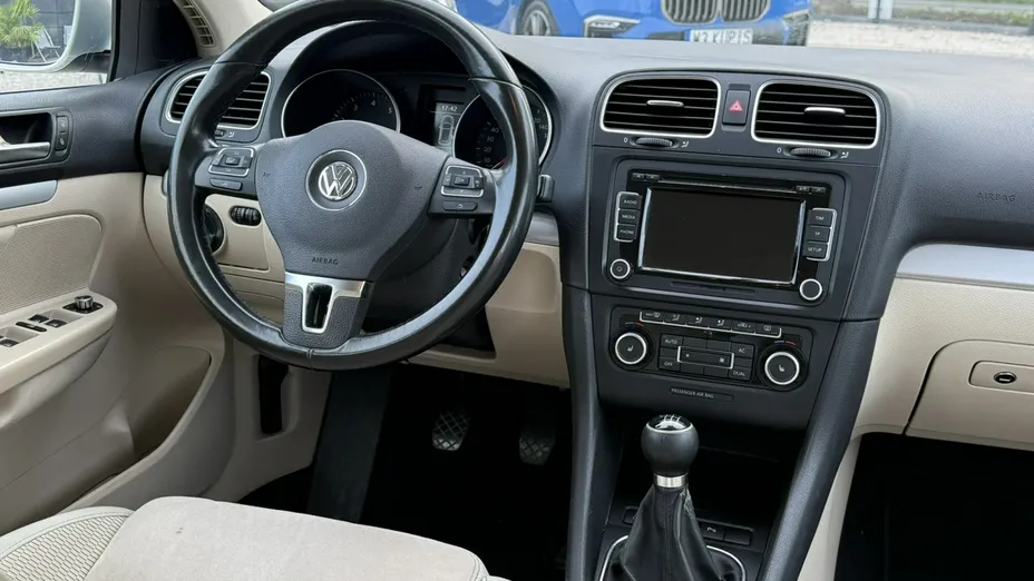VOLKSWAGEN Golf -