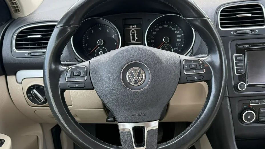 VOLKSWAGEN Golf -