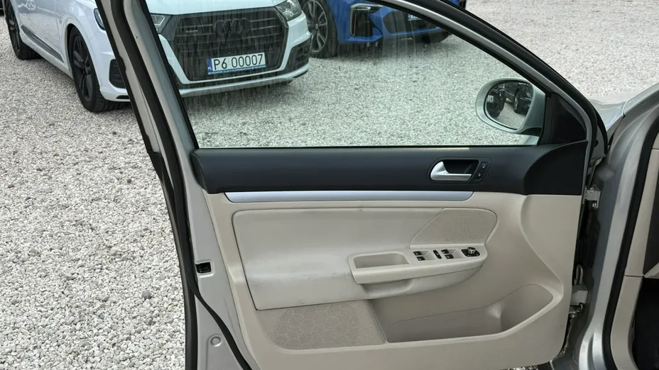 VOLKSWAGEN Golf -