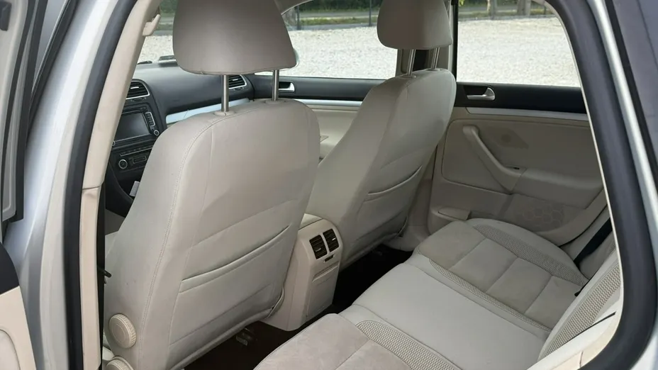 VOLKSWAGEN Golf -
