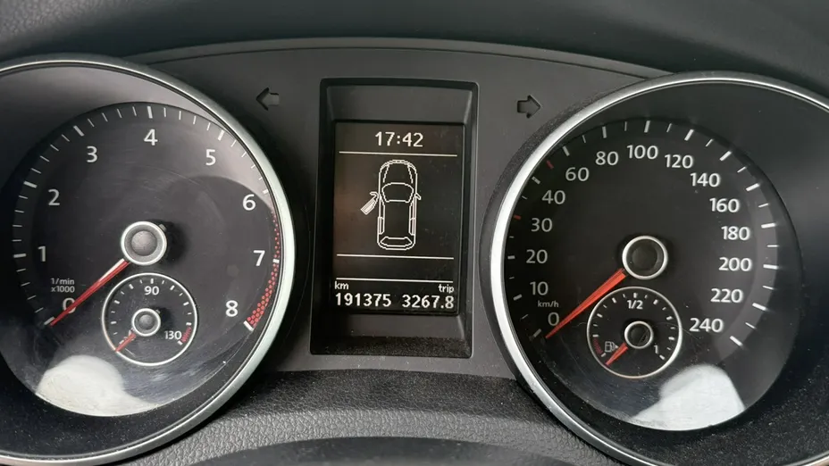VOLKSWAGEN Golf -