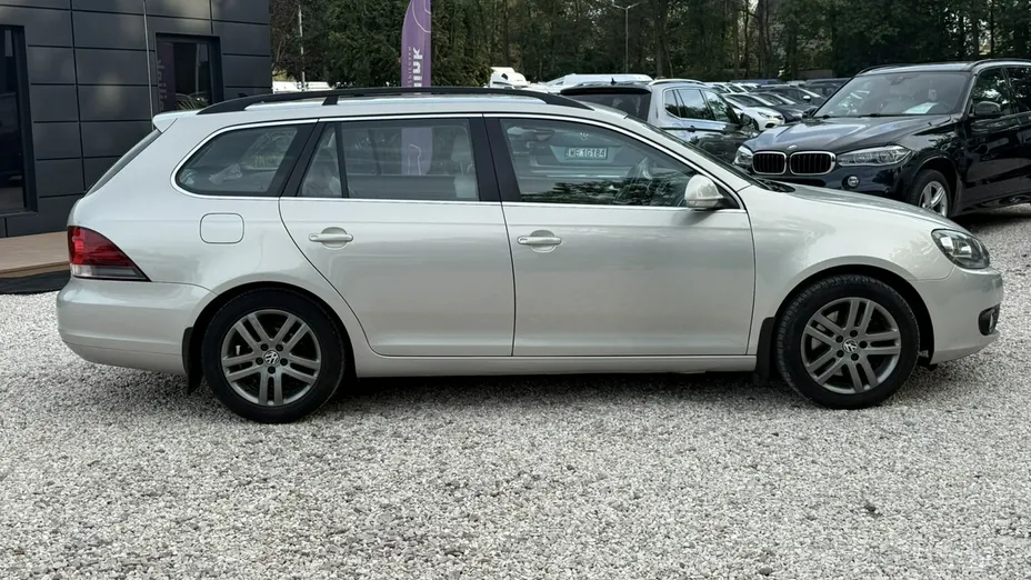 VOLKSWAGEN Golf -