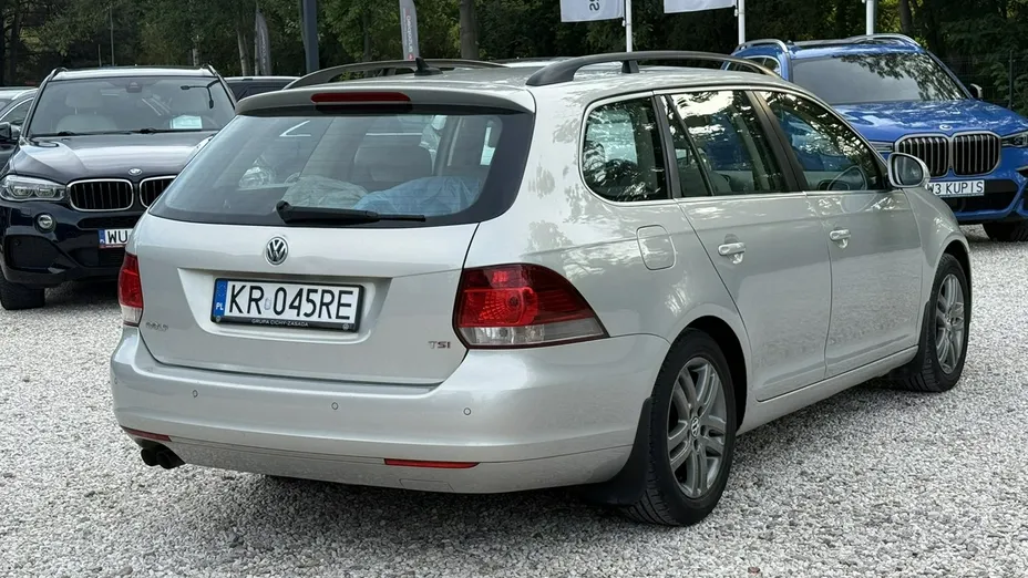 VOLKSWAGEN Golf -