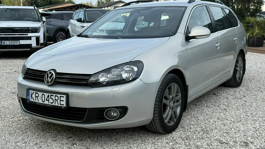 VOLKSWAGEN Golf -