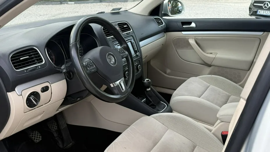 VOLKSWAGEN Golf -