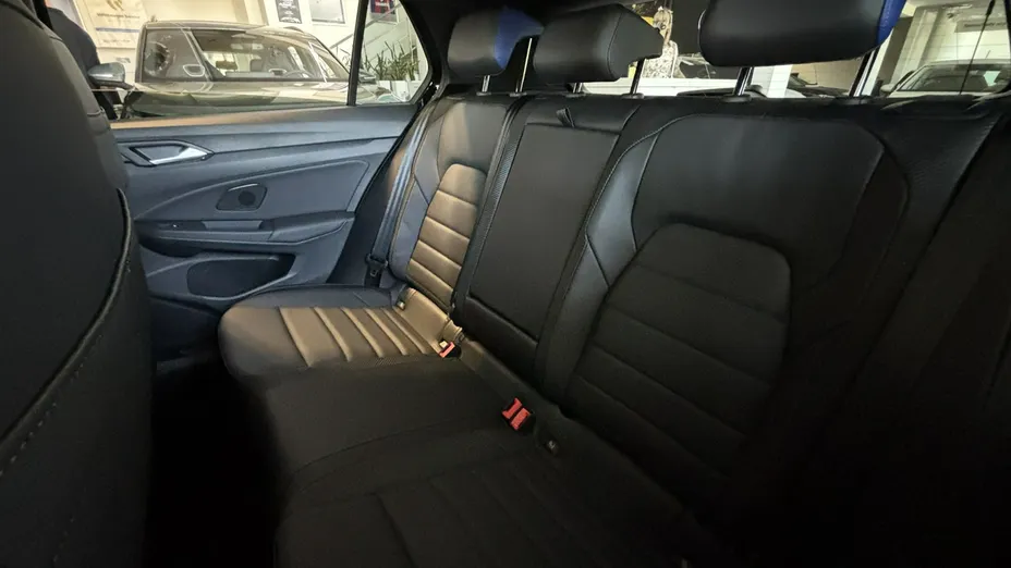 VOLKSWAGEN Golf -