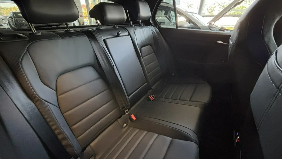 VOLKSWAGEN Golf -