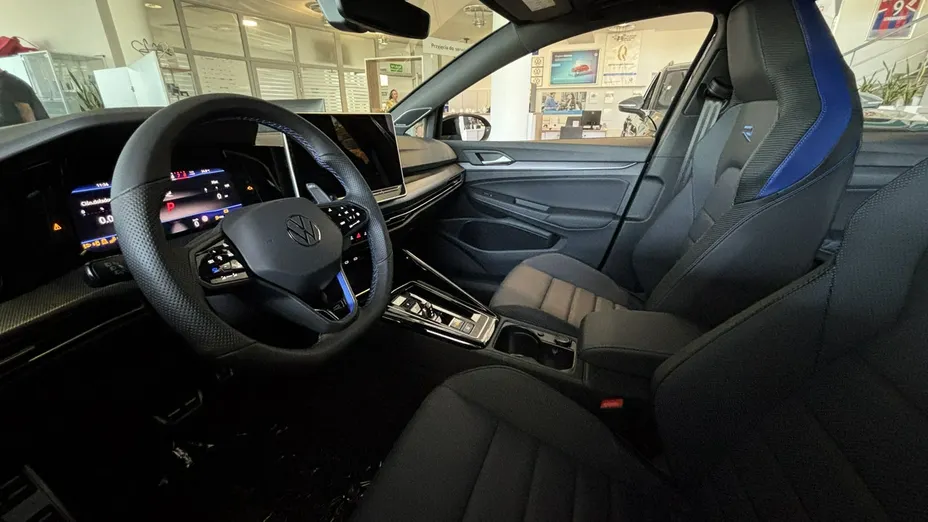 VOLKSWAGEN Golf -