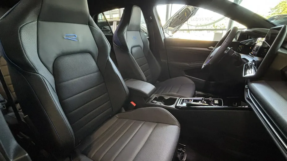 VOLKSWAGEN Golf -