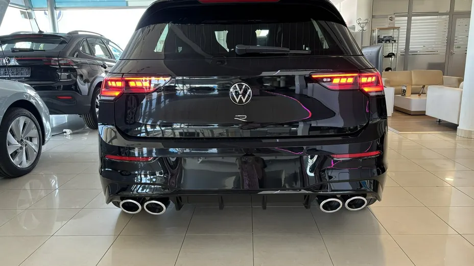 VOLKSWAGEN Golf -