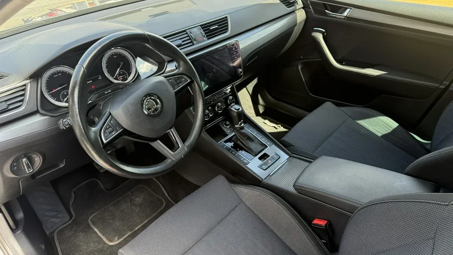 SKODA Superb -