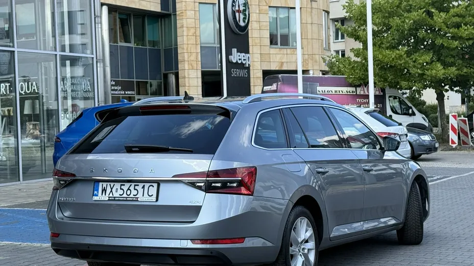 SKODA Superb -