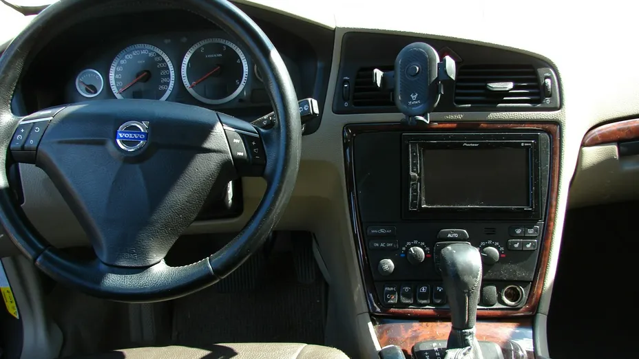 VOLVO XC70 -