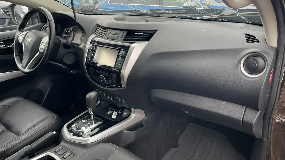 NISSAN Navara -