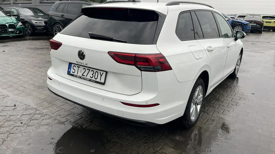 VOLKSWAGEN Golf -