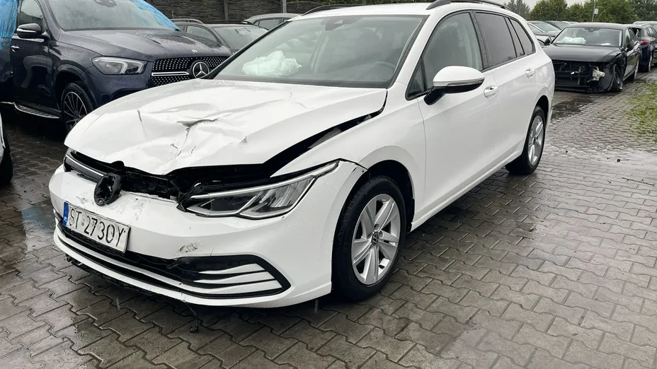 VOLKSWAGEN Golf -