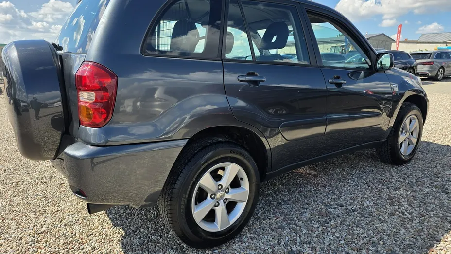 TOYOTA RAV4 -