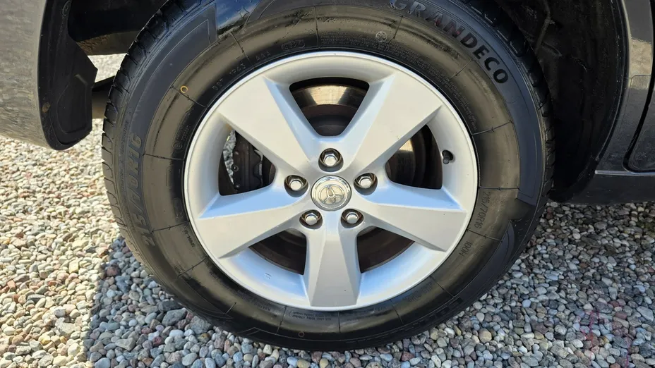 TOYOTA RAV4 -