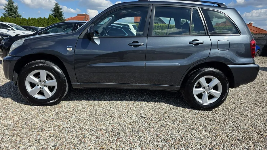 TOYOTA RAV4 -