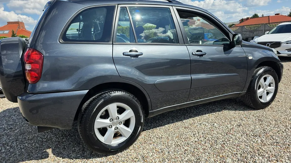 TOYOTA RAV4 -