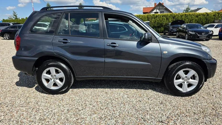 TOYOTA RAV4 -