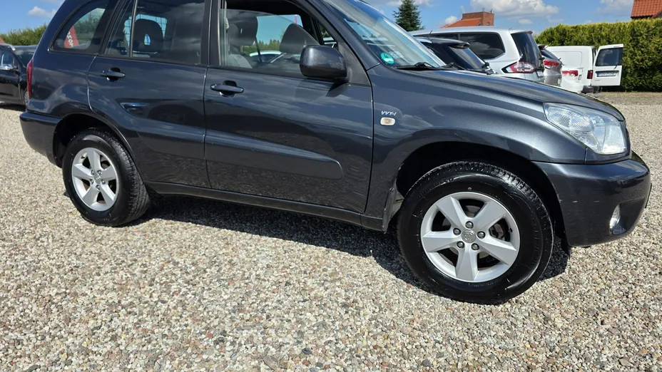 TOYOTA RAV4 -
