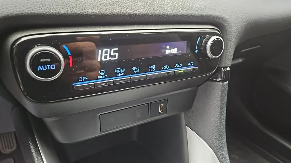TOYOTA Yaris -