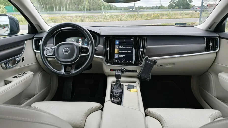 VOLVO V90 -